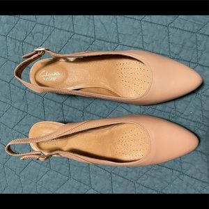 Clarks tan kitten heel